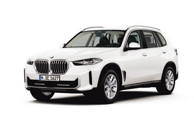 Weiße BMW X5 xDrive30d Frontansicht mit markanter Niere und eleganten Scheinwerfern.