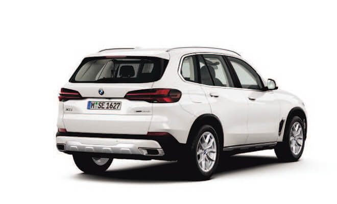 Heckansicht des weißen BMW X5 xDrive30d mit sportlichem Design und modernen Rückleuchten.