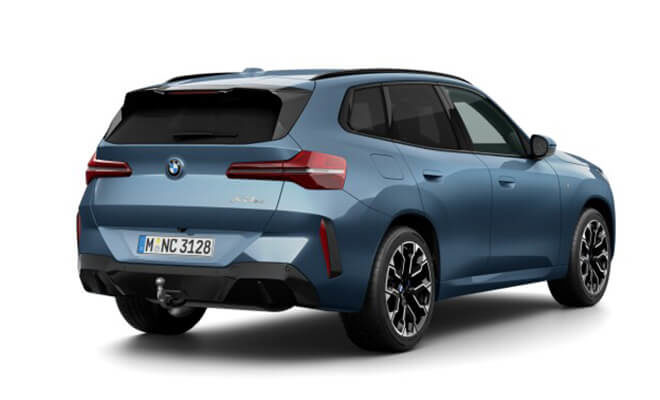 Heckansicht eines blauen BMW X3 mit sportlichem Design und Anhängerkupplung.