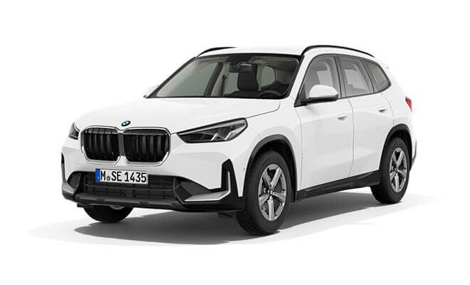 Frontansicht eines weißen BMW X1 mit markanter Doppelniere und moderner Linienführung.